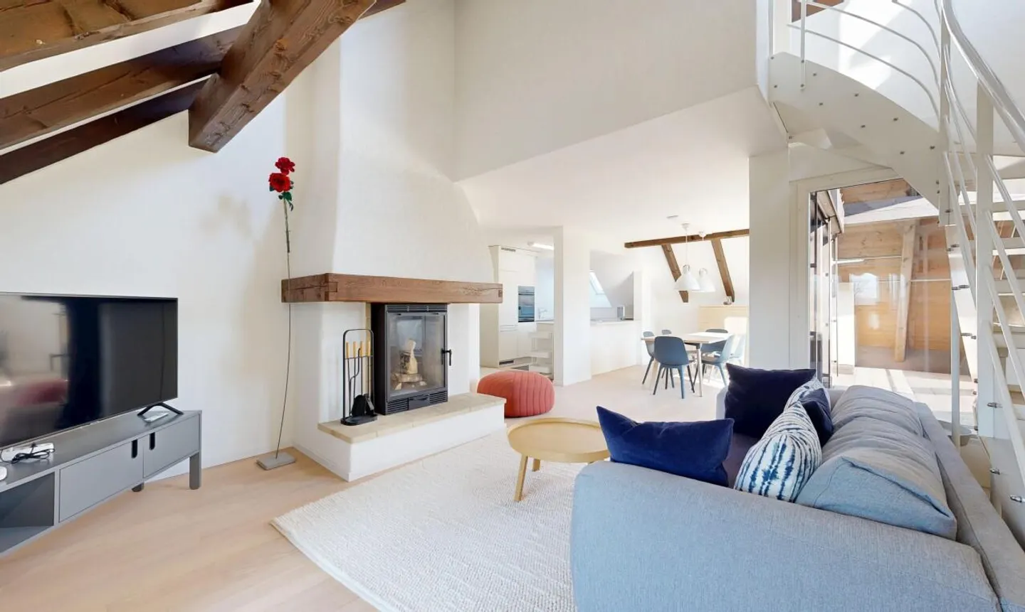 Light-flooded penthouse duplex in a quiet location in Zurich-Witikon - Photo 8 of 11