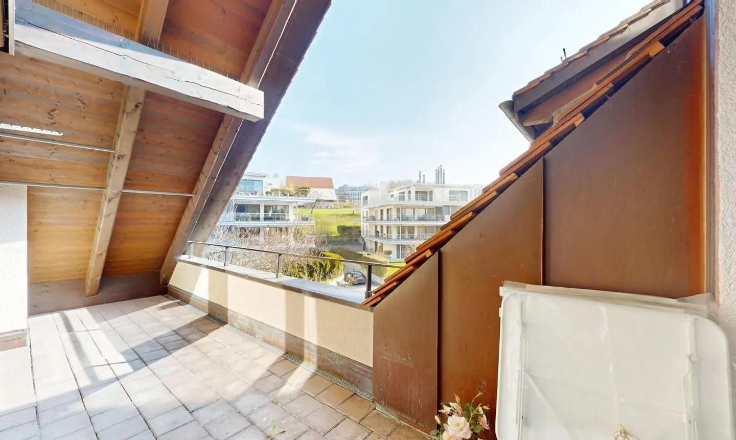 Light-flooded penthouse duplex in a quiet location in Zurich-Witikon - Photo 9 of 11