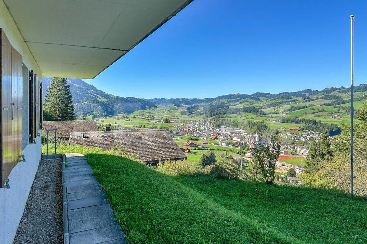 Casa unifamiliare indipendente in una posizione soleggiata e tranquilla - Foto 2 di 13