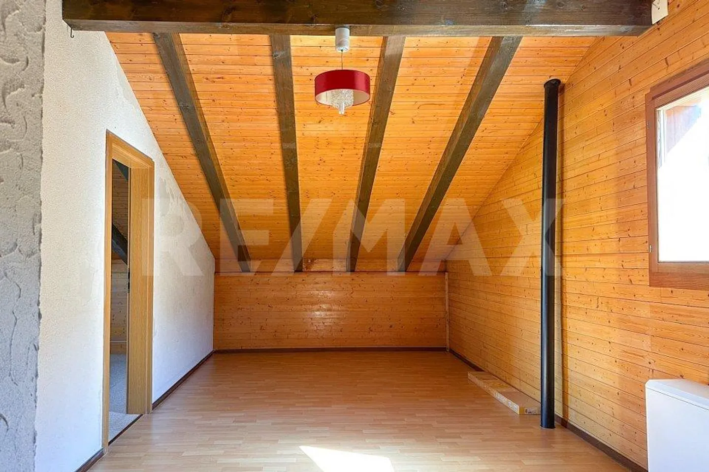 Casa unifamiliare indipendente in una posizione soleggiata e tranquilla - Foto 9 di 13