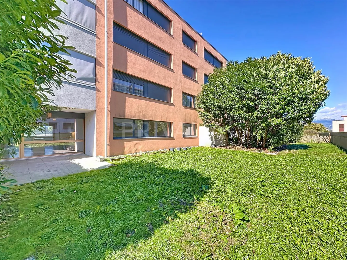 Bel appartement en rez-de-chaussée près des organisations internationales - Photo 1 sur 9