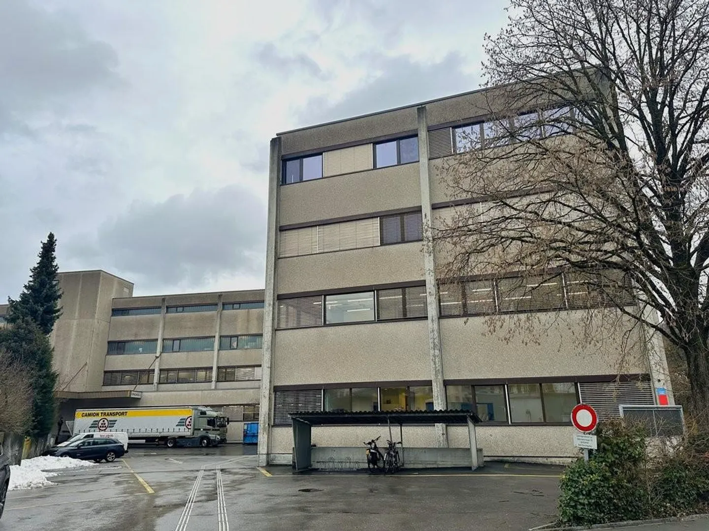 Spacious storage space of 752m2 with goods lift - Photo 1 of 4