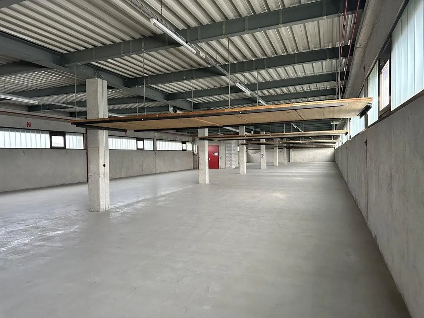 Spacious storage space of 752m2 with goods lift - Photo 2 of 4
