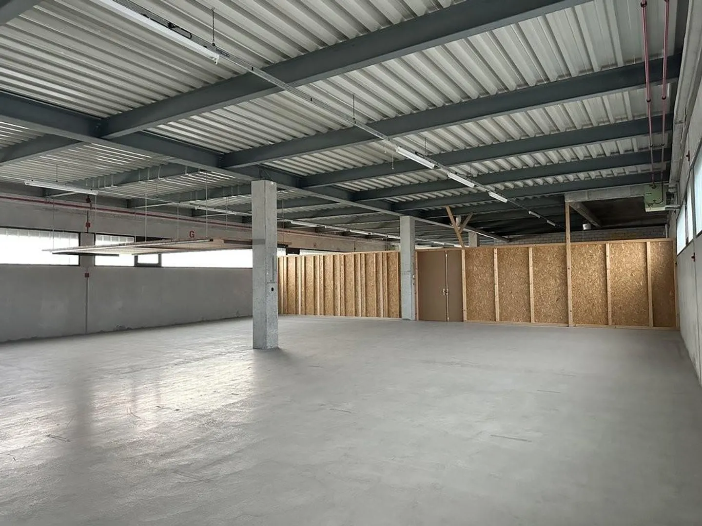 Spacious storage space of 752m2 with goods lift - Photo 3 of 4