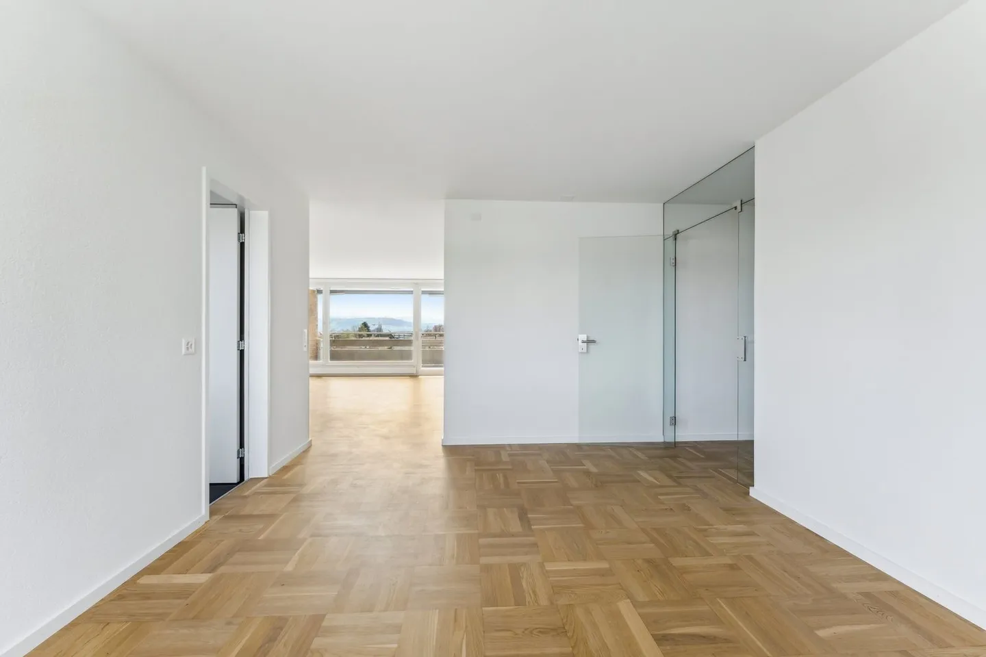 Renovated 4.5-room apartment in ownership standard - Photo 3 of 11