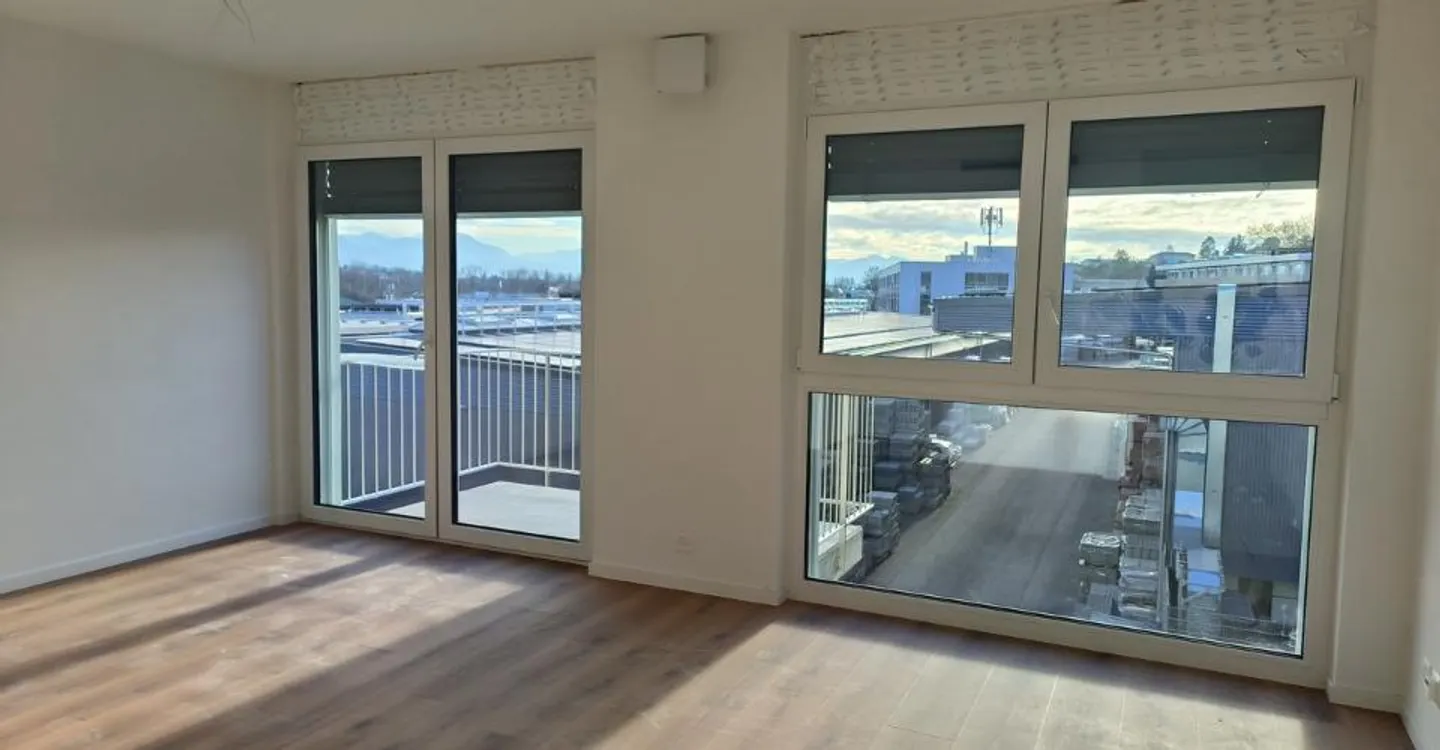 Studio moderno con terrazza - Foto 3 di 7