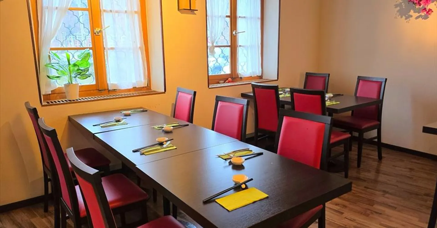 Mixed-use building for rent - Photo 3 of 8