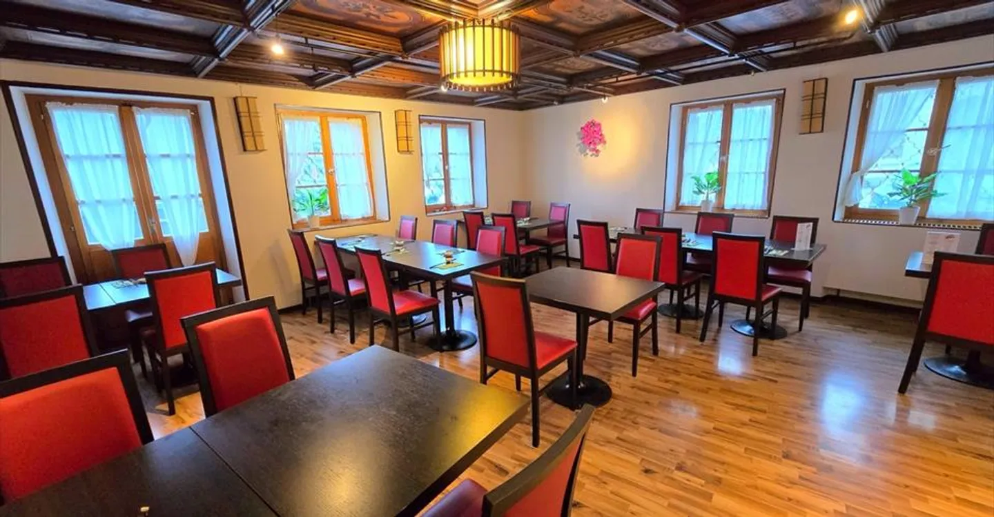 Mixed-use building for rent - Photo 5 of 8