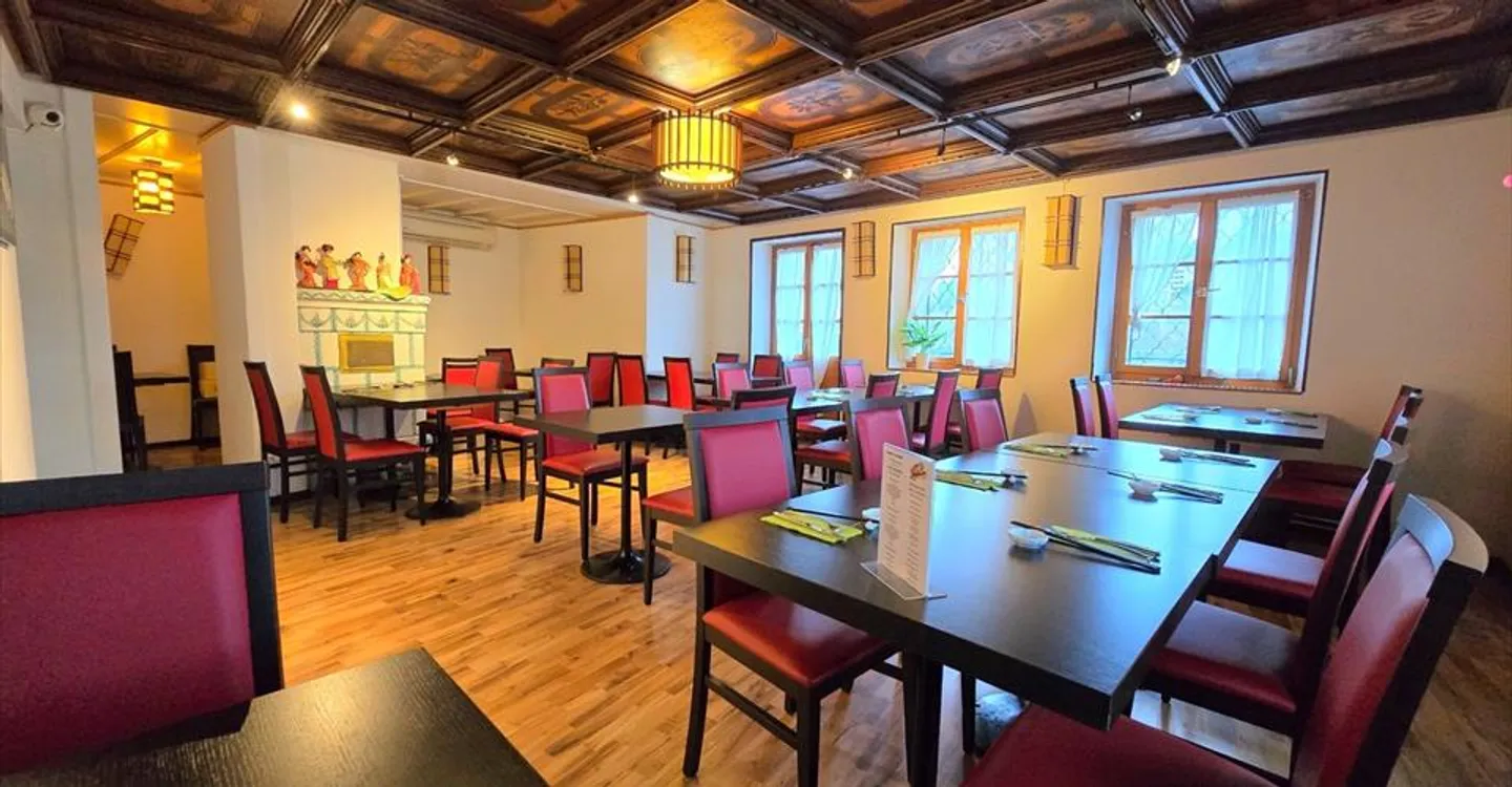 Mixed-use building for rent - Photo 7 of 8