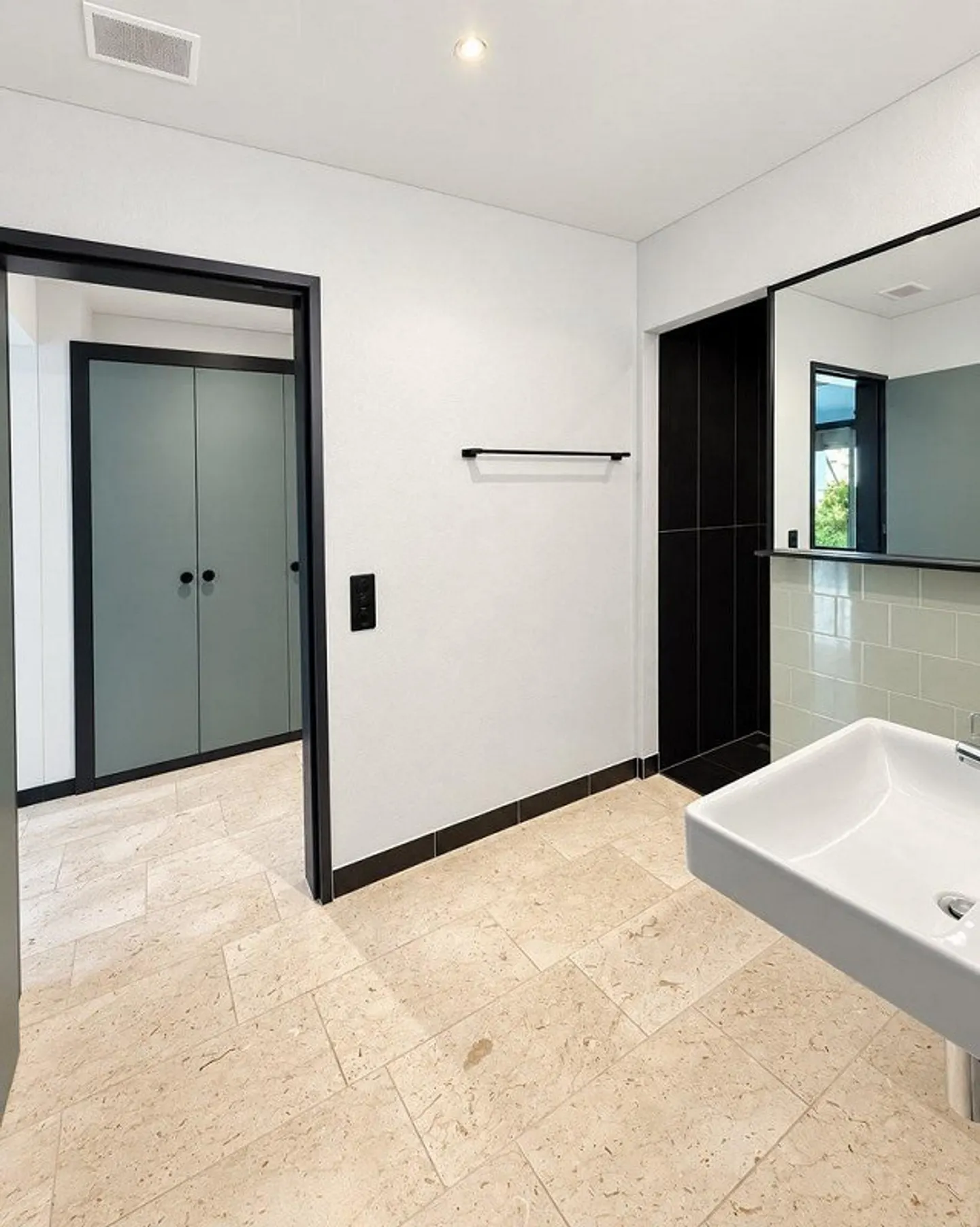 Stylish 3.5-room apartment with terrace and high-quality finish! - Photo 5 of 10