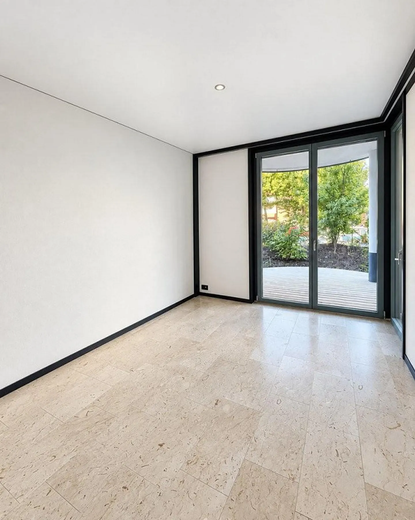 Stylish 3.5-room apartment with terrace and high-quality finish! - Photo 9 of 10