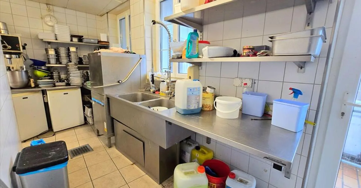 Mixed-use building for rent - Photo 6 of 8