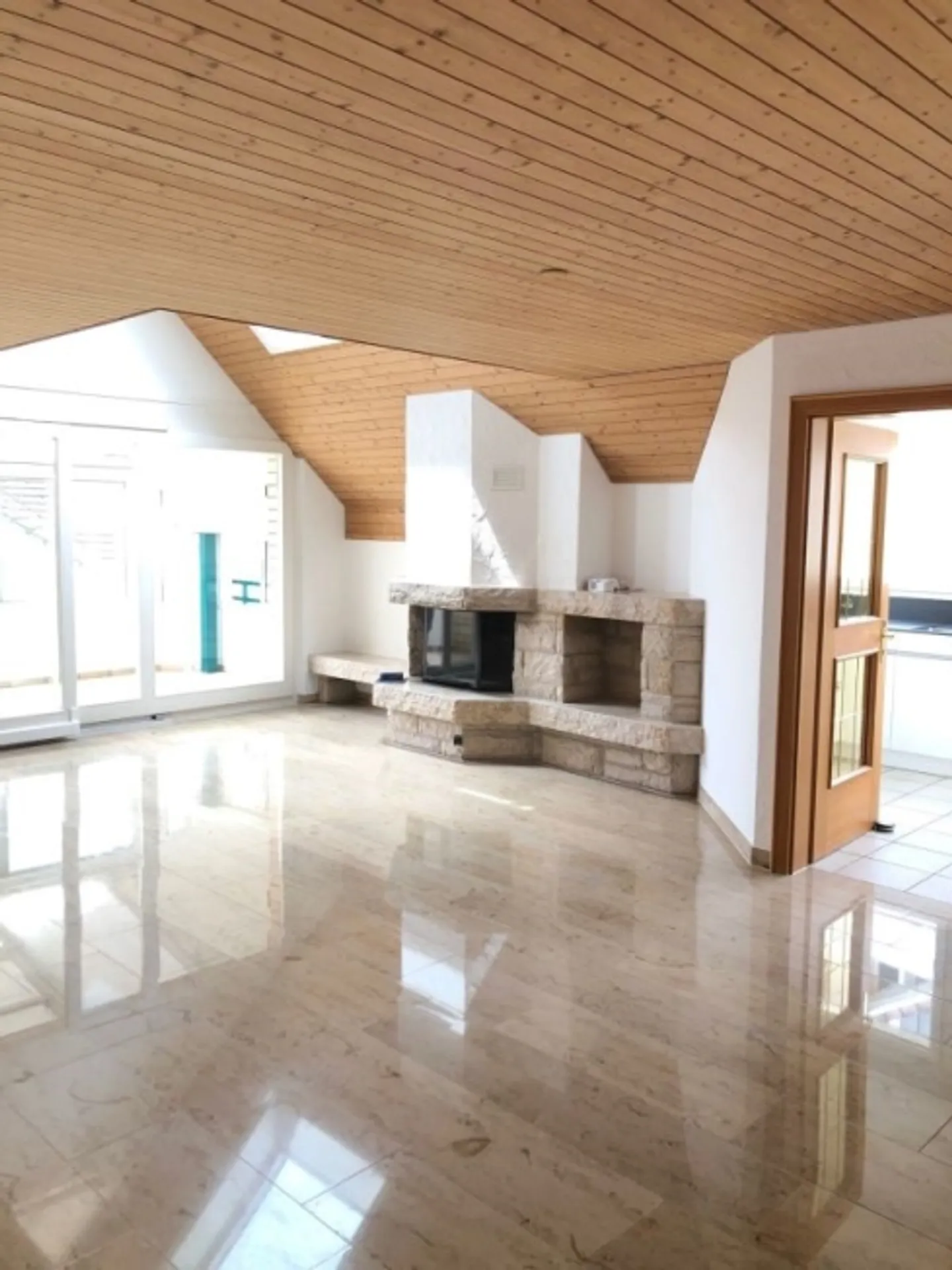 Appartement en duplex de 5,5 pièces sous les combles - Photo 2 sur 20