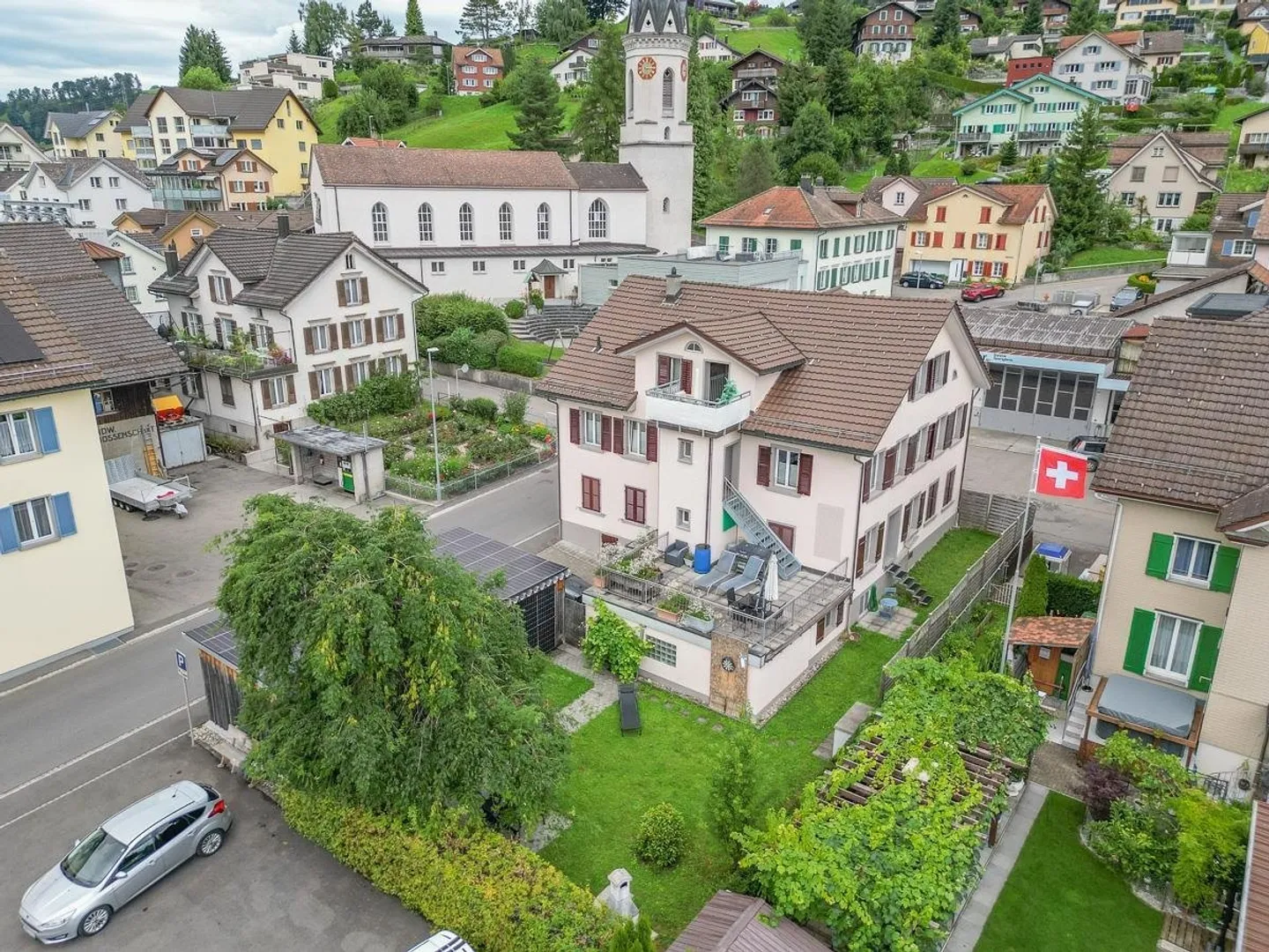 Charming, with its own terrace and very good connections - Photo 1 of 13