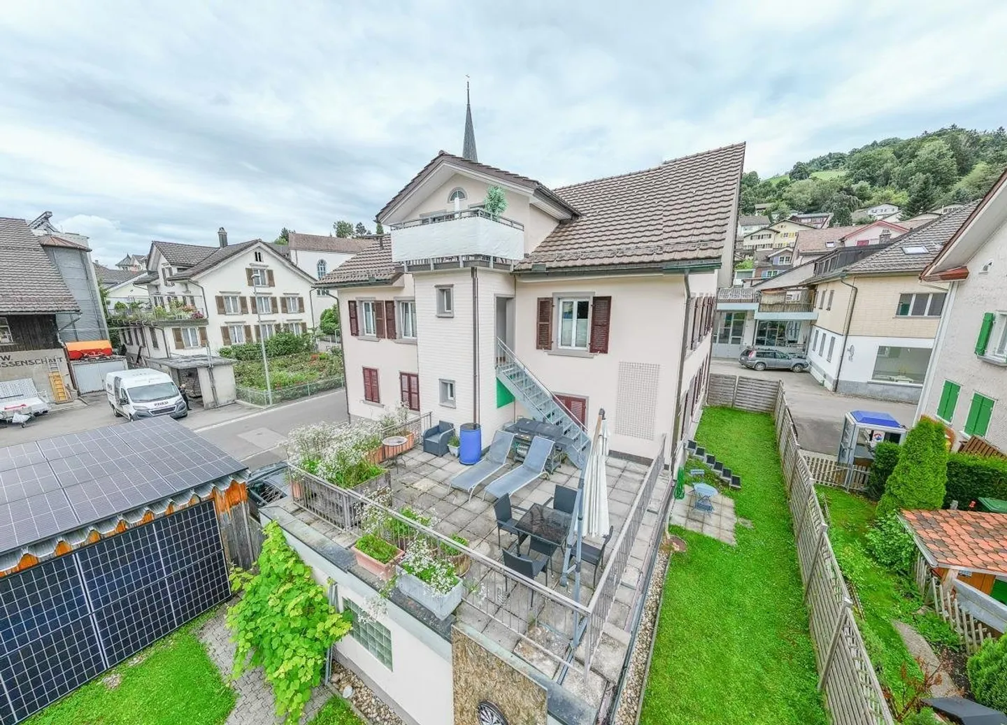 Charming, with its own terrace and very good connections - Photo 3 of 13