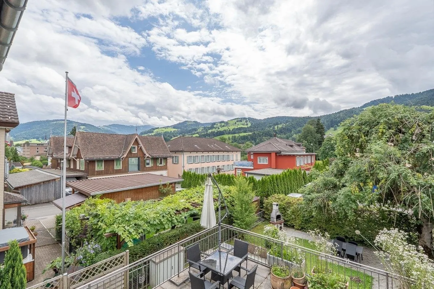 Charming, with its own terrace and very good connections - Photo 4 of 13