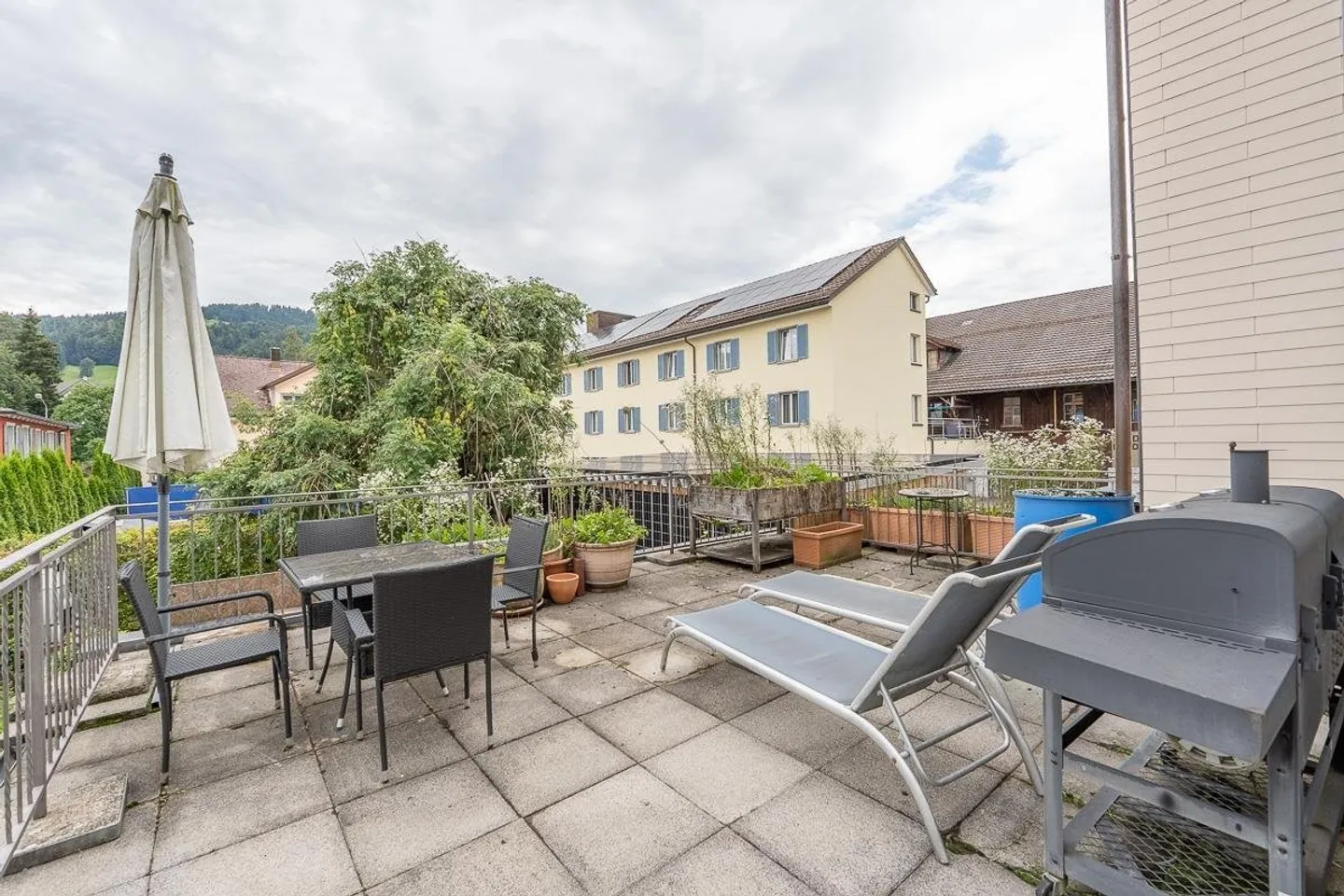 Charming, with its own terrace and very good connections - Photo 8 of 13