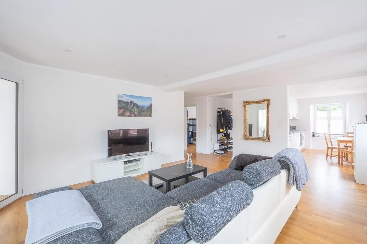 Charming, with its own terrace and very good connections - Photo 6 of 13