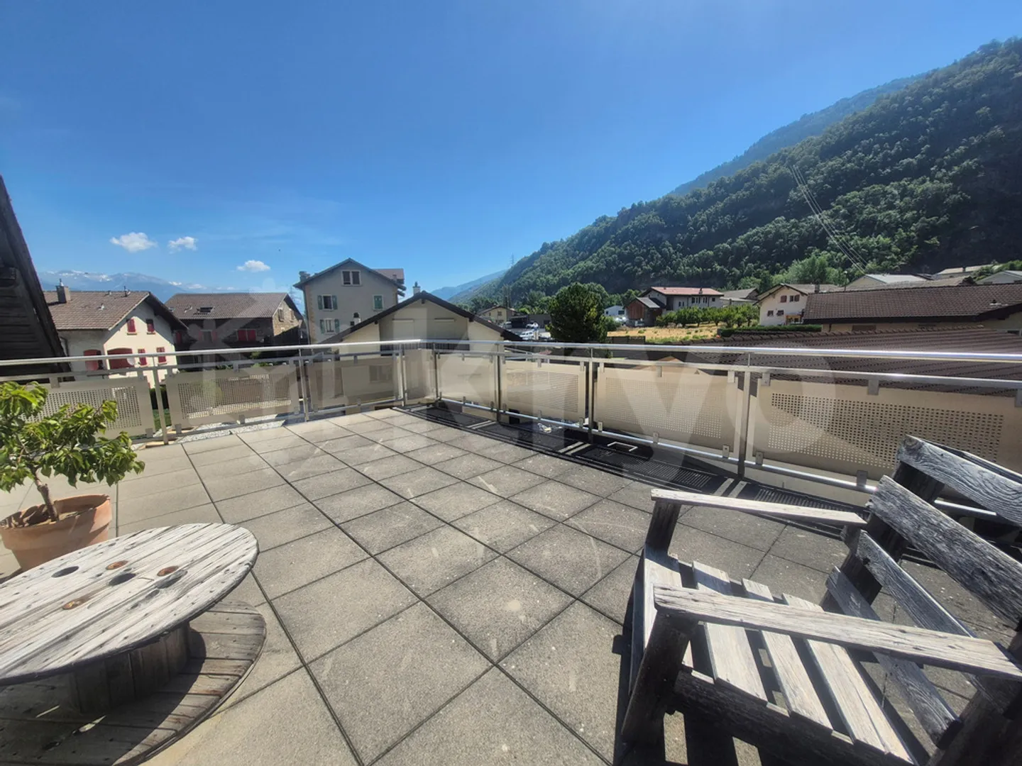 Appartement Charmant avec Grande Terrasse - Photo 3 sur 8