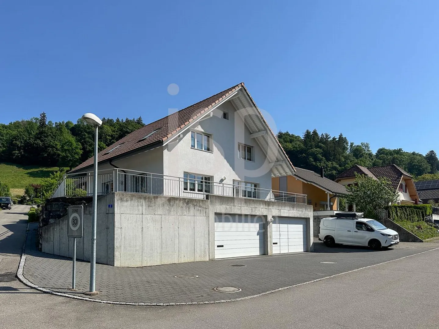 Maison familiale presque neuve de 6 pièces avec garage pour quatre véhicules - Photo 1 sur 14