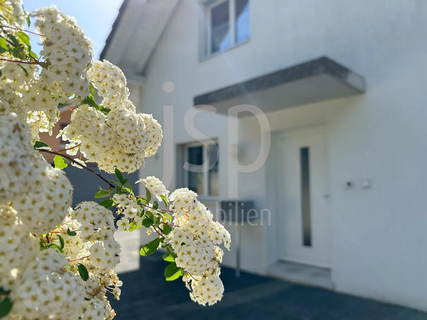Maison familiale presque neuve de 6 pièces avec garage pour quatre véhicules - Photo 2 sur 14
