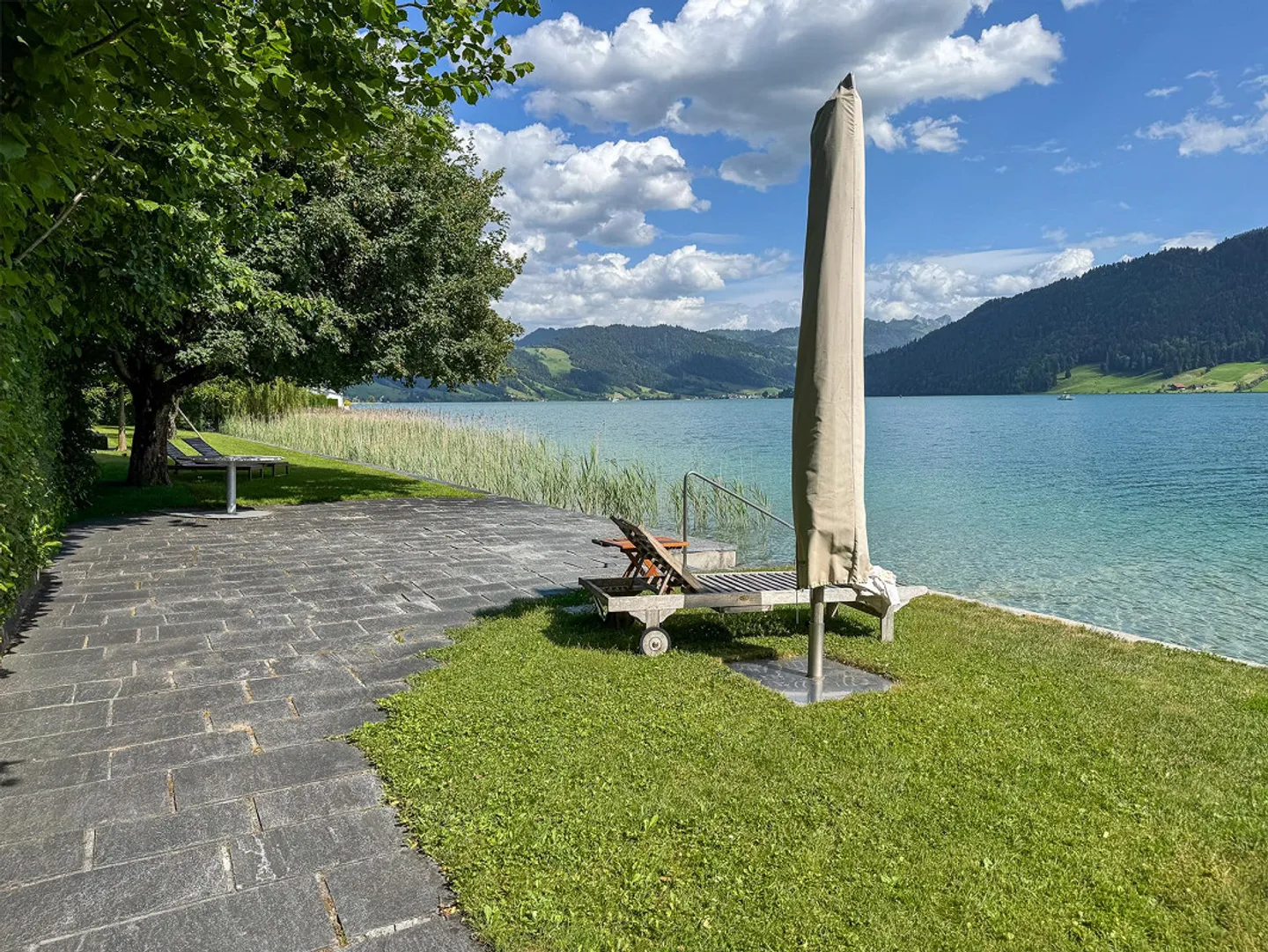 Appartement 2½ pièces avec vue magnifique et espace de baignade privé - Photo 10 sur 17
