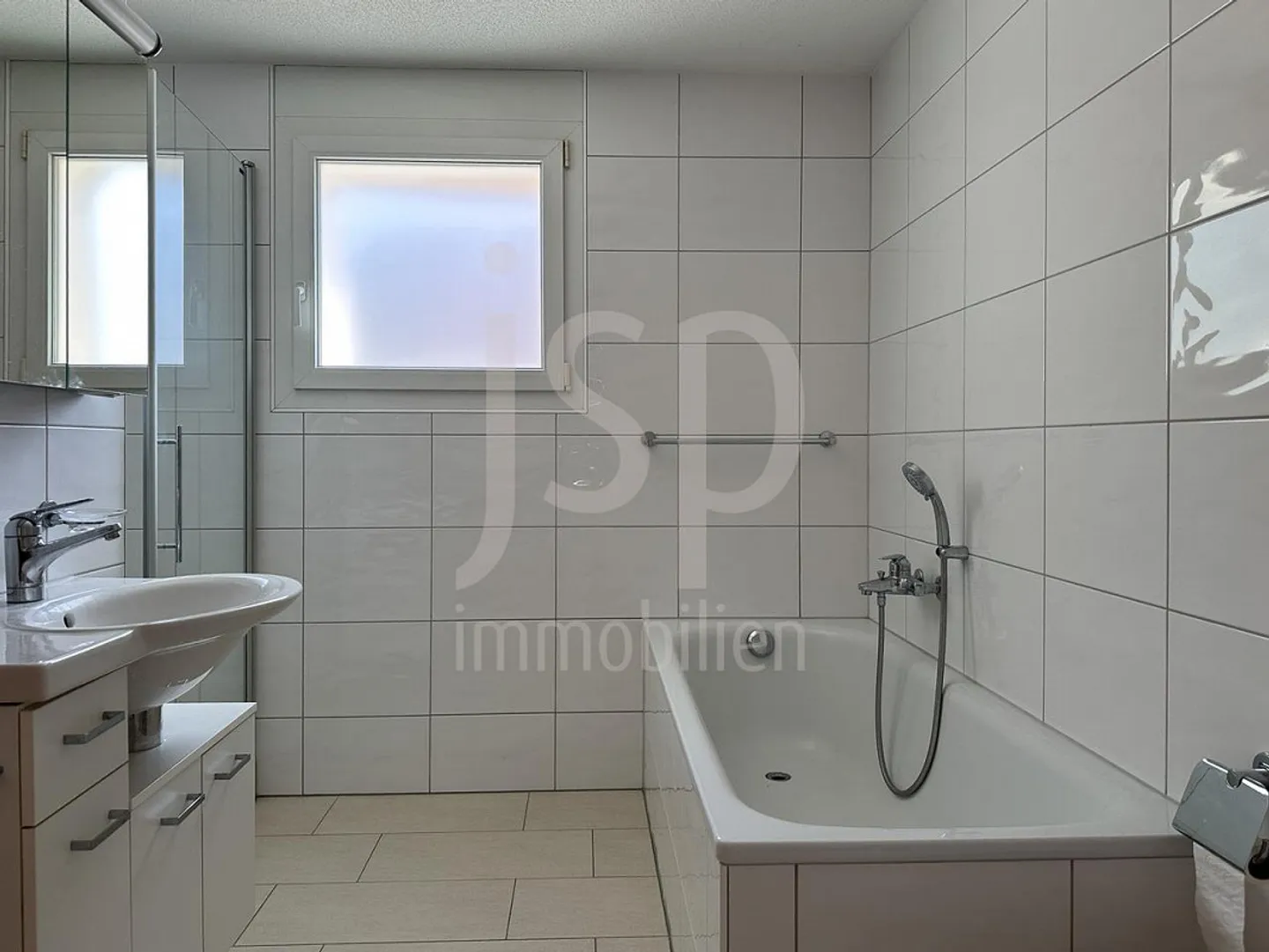Maison familiale presque neuve de 6 pièces avec garage pour quatre véhicules - Photo 7 sur 14