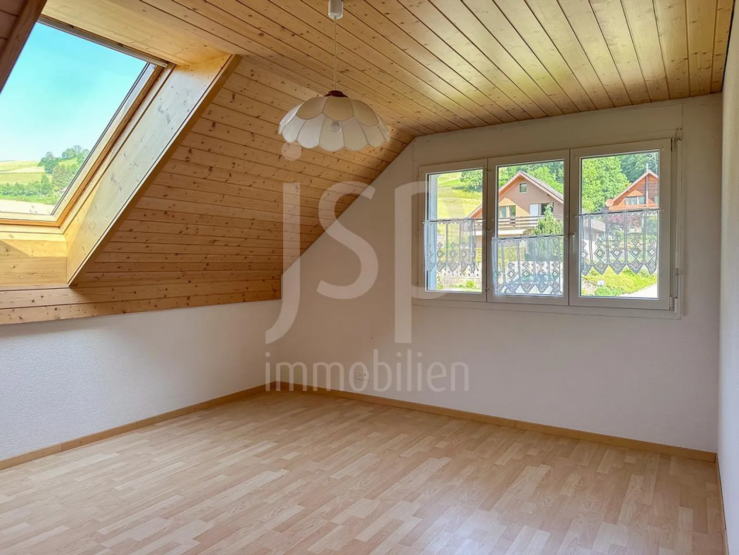 Maison familiale presque neuve de 6 pièces avec garage pour quatre véhicules - Photo 8 sur 14