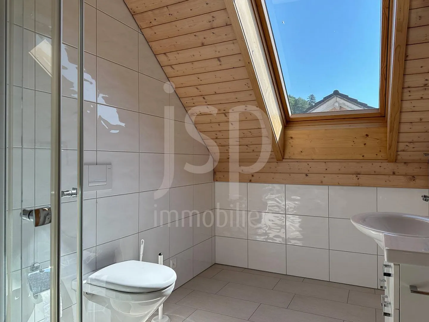 Maison familiale presque neuve de 6 pièces avec garage pour quatre véhicules - Photo 9 sur 14
