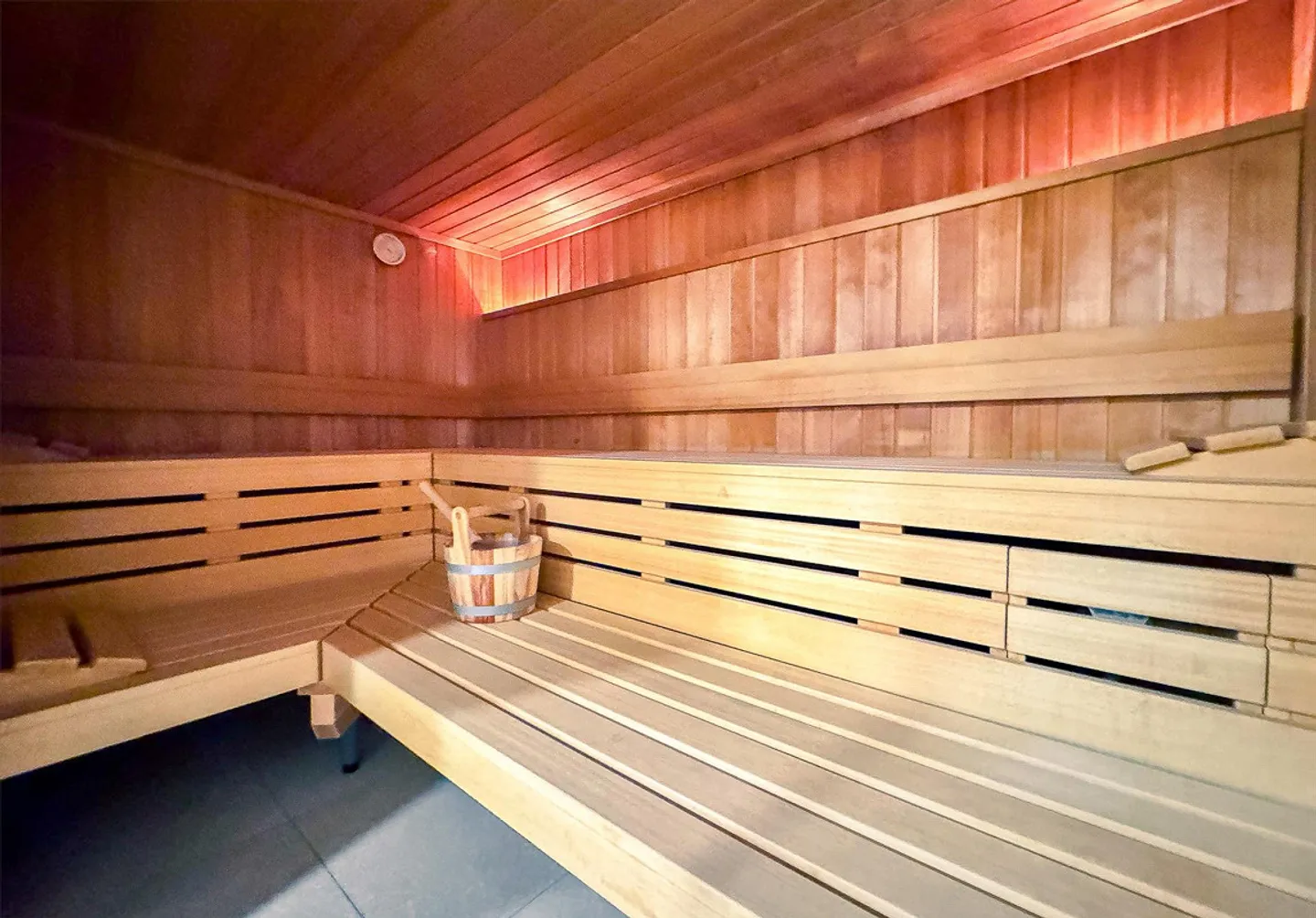 Appartement 2½ pièces avec vue magnifique et espace de baignade privé - Photo 11 sur 17