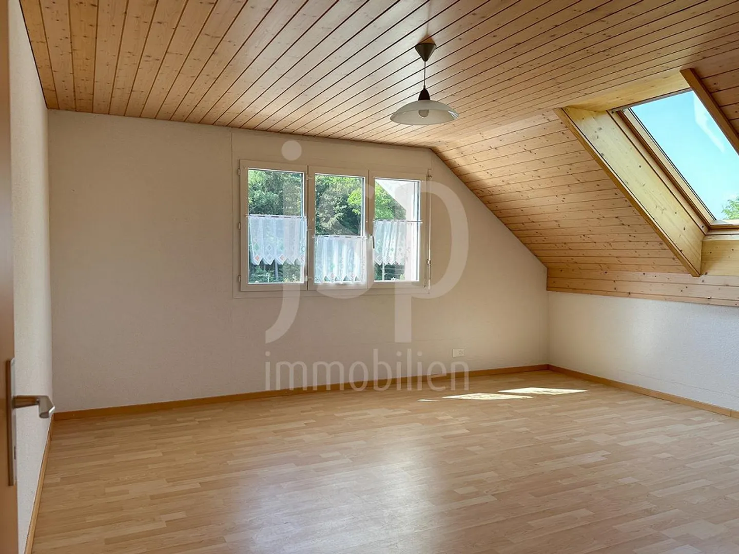 Maison familiale presque neuve de 6 pièces avec garage pour quatre véhicules - Photo 10 sur 14