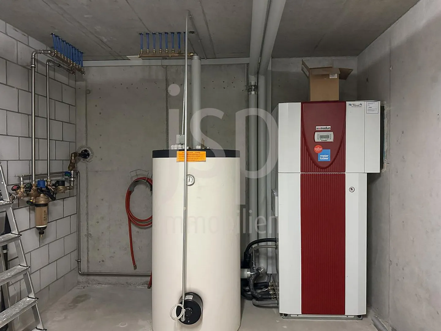 Maison familiale presque neuve de 6 pièces avec garage pour quatre véhicules - Photo 11 sur 14