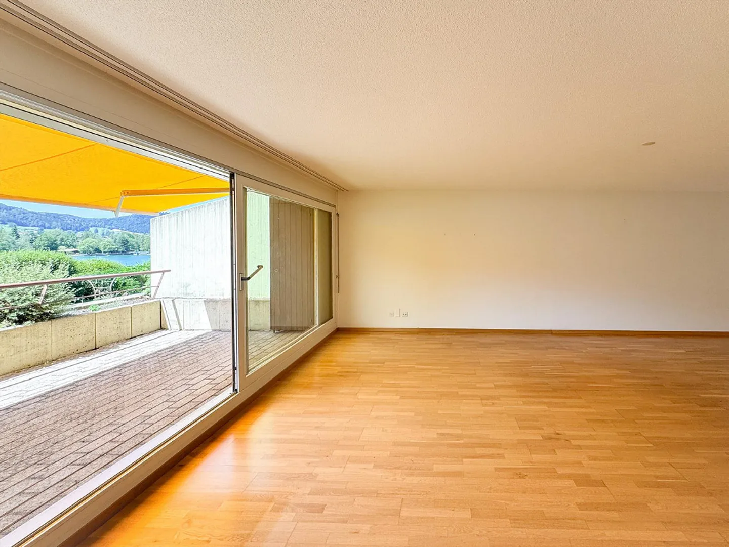 Appartement 2½ pièces avec vue magnifique et espace de baignade privé - Photo 3 sur 17