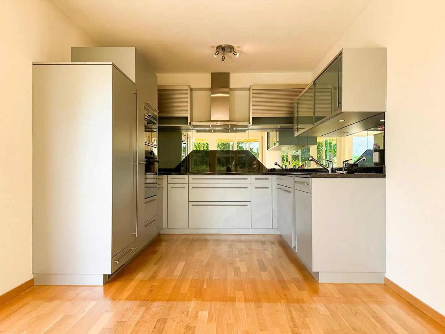 Appartement 2½ pièces avec vue magnifique et espace de baignade privé - Photo 4 sur 17