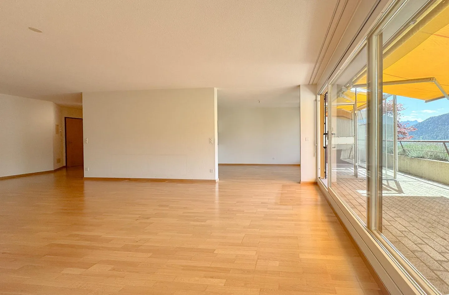Appartement 2½ pièces avec vue magnifique et espace de baignade privé - Photo 5 sur 17