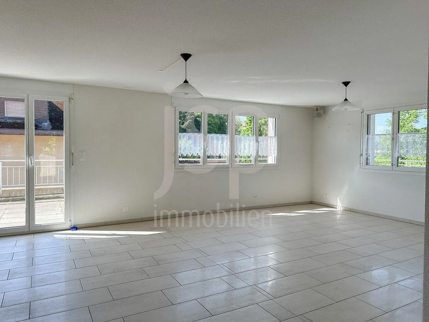 Maison familiale presque neuve de 6 pièces avec garage pour quatre véhicules - Photo 4 sur 14