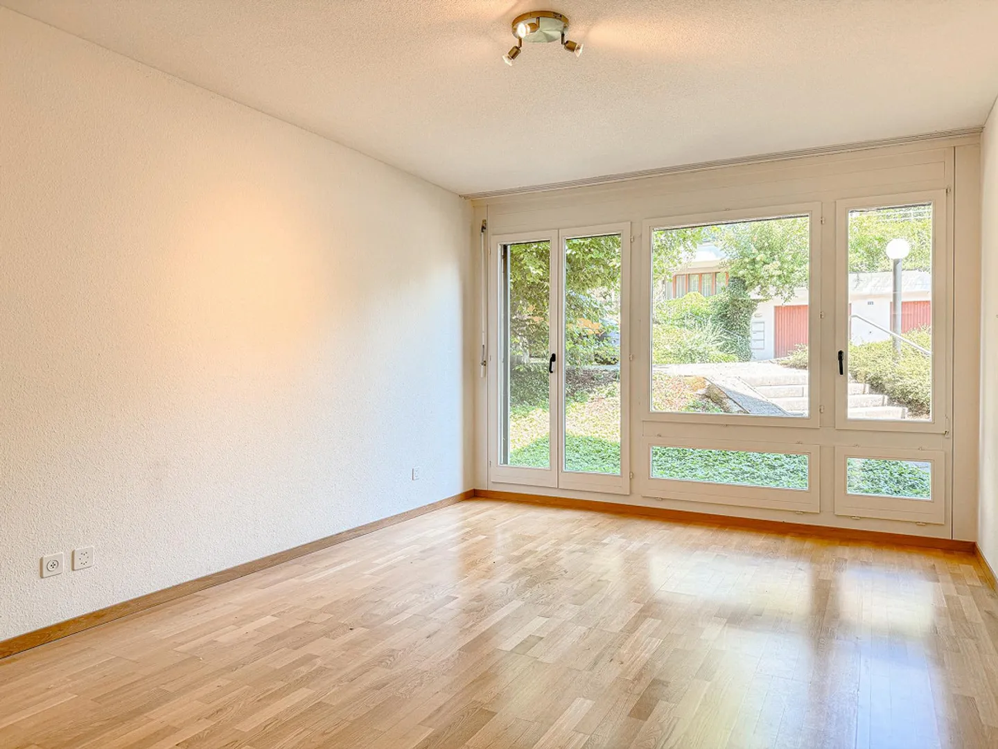 Appartement 2½ pièces avec vue magnifique et espace de baignade privé - Photo 7 sur 17