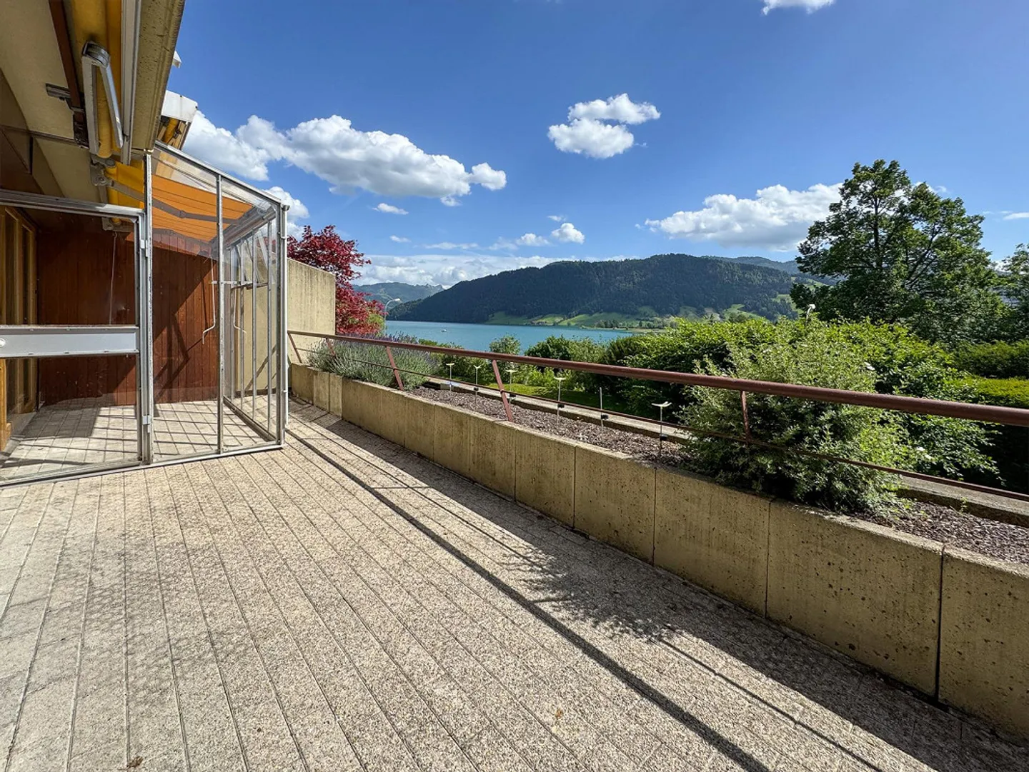 Appartement 2½ pièces avec vue magnifique et espace de baignade privé - Photo 8 sur 17