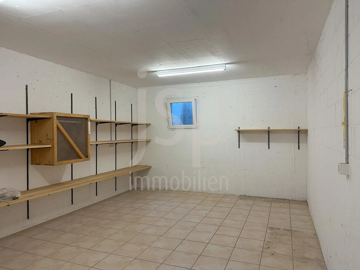 Maison familiale presque neuve de 6 pièces avec garage pour quatre véhicules - Photo 12 sur 14