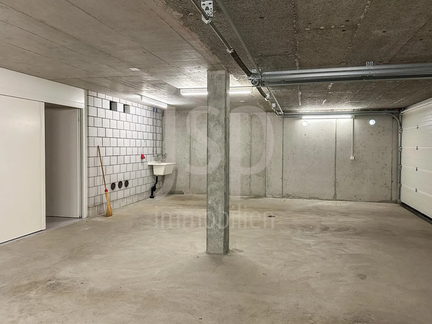 Maison familiale presque neuve de 6 pièces avec garage pour quatre véhicules - Photo 14 sur 14