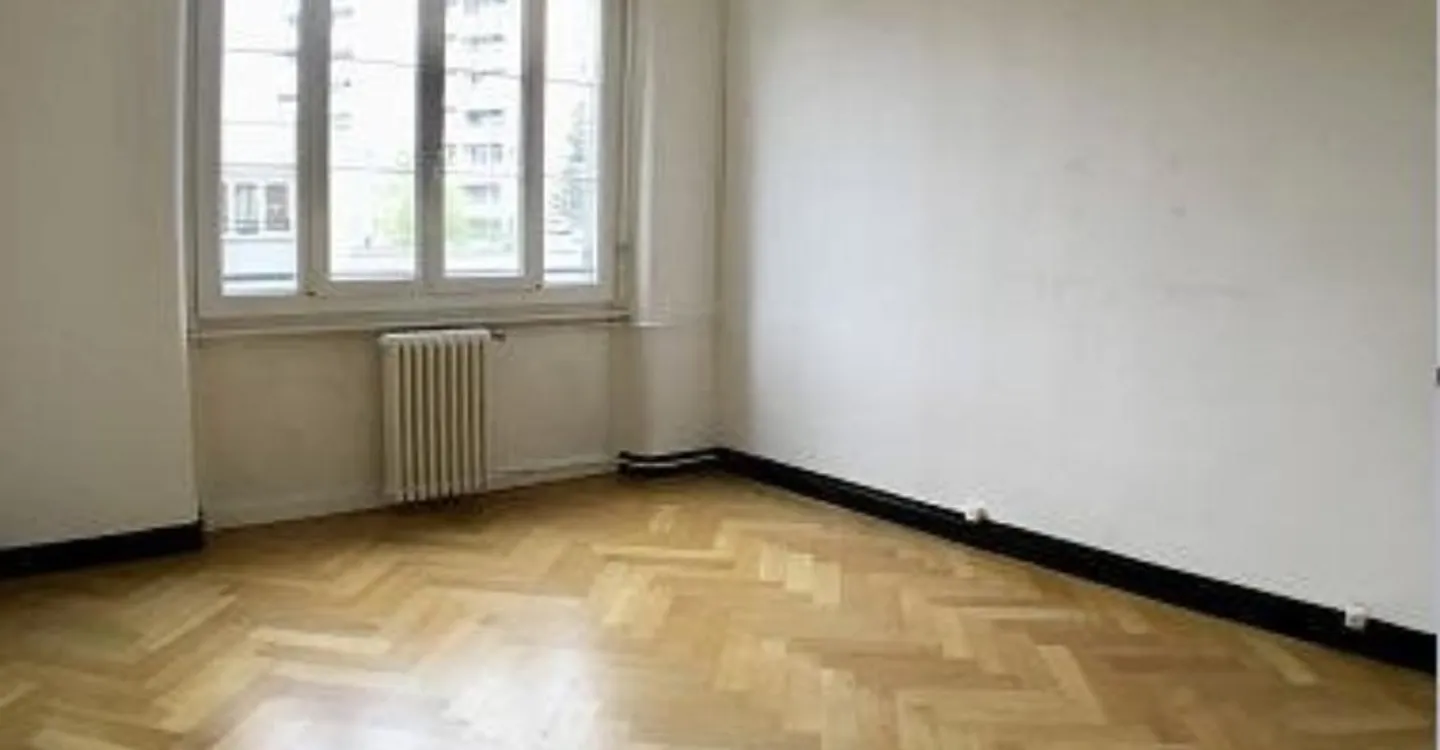 Charming 2.5 rooms on the 2nd floor of an old-style building - Photo 2 of 5