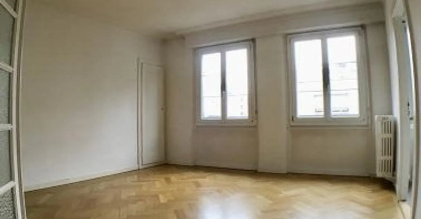 Charming 2.5 rooms on the 2nd floor of an old-style building - Photo 3 of 5
