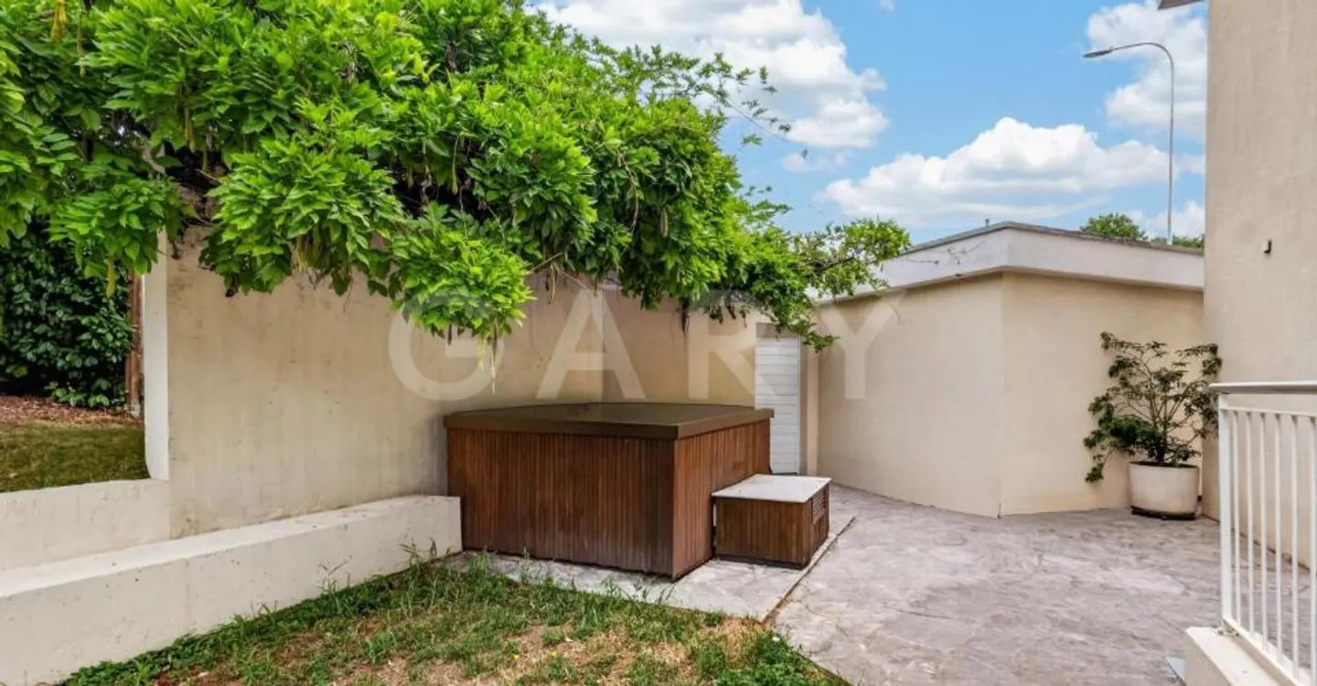 Family house with gable and garden - Photo 9 of 12
