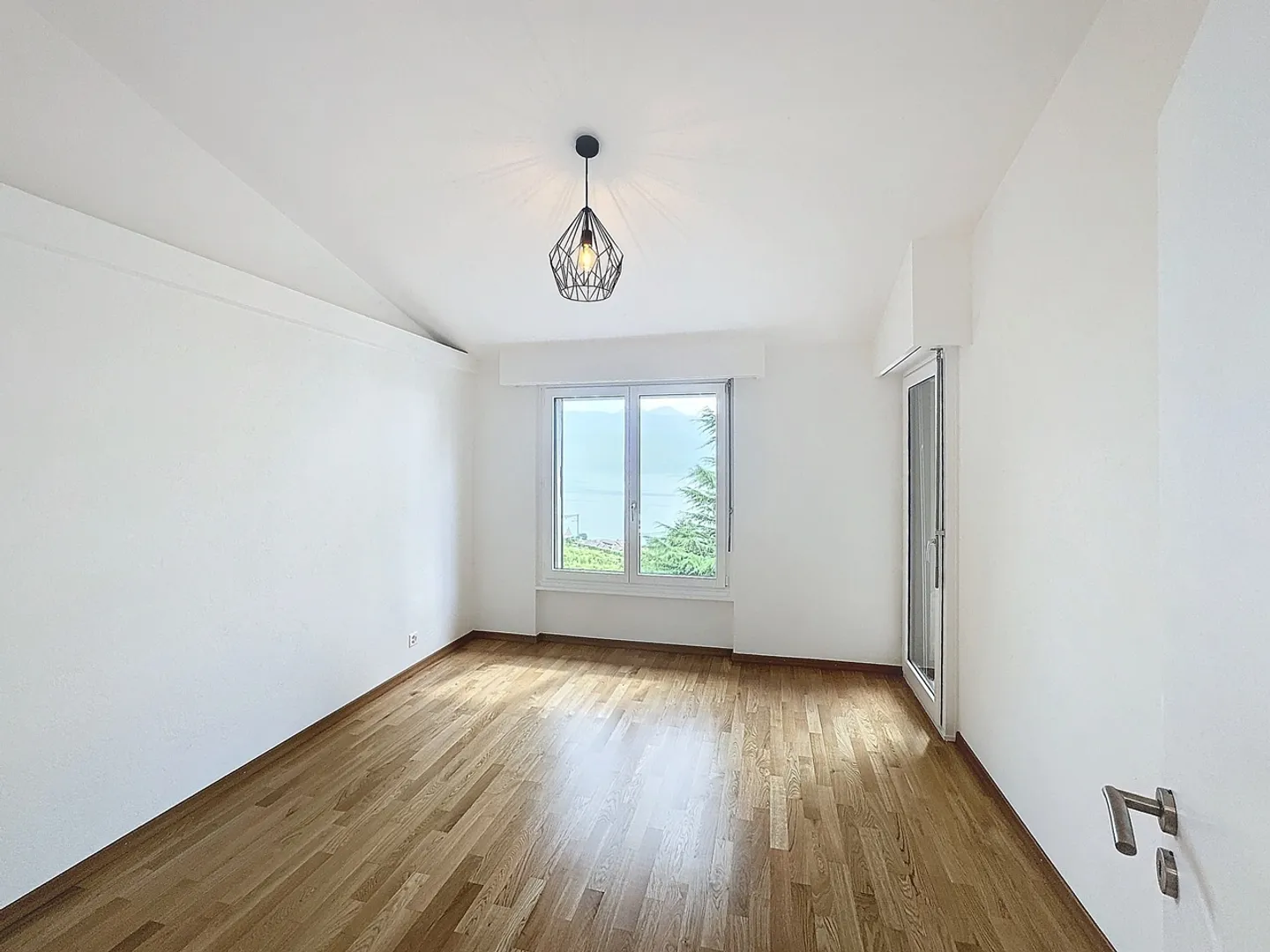 Charming 6-Room Chalet with Garden - Photo 6 of 13