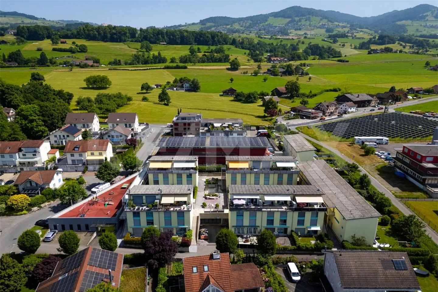 Appartamento duplex di 5,5 locali ben tenuto con grande giardino e privacy! - Foto 10 di 13