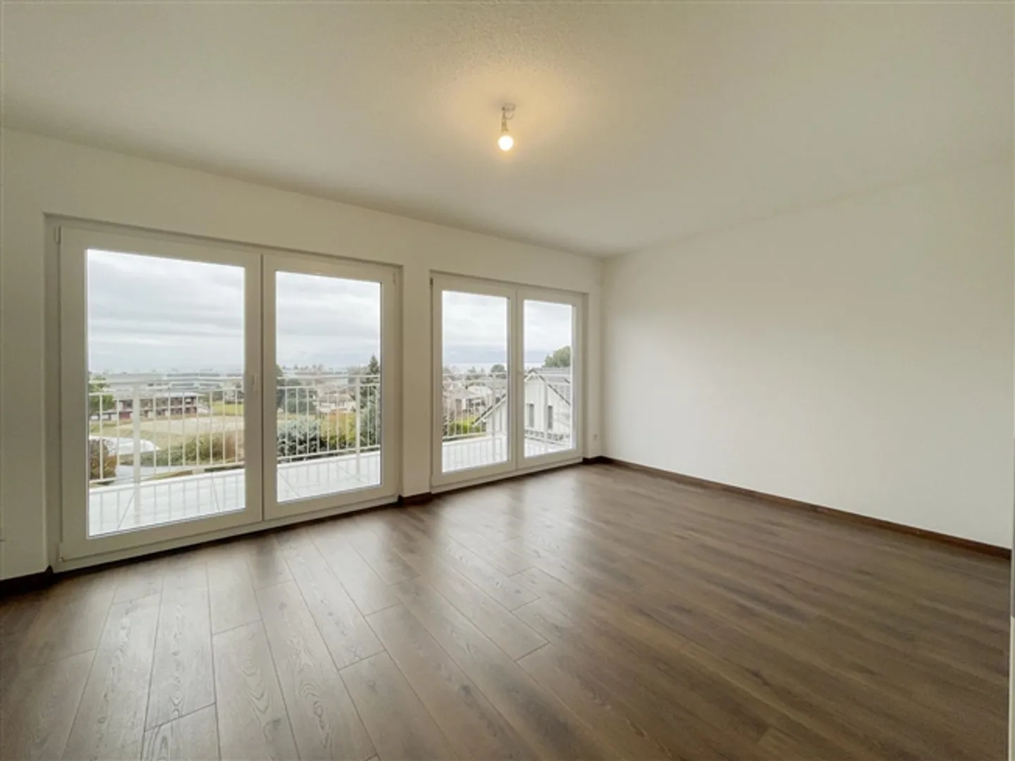 Lumière, jardin et vue sur le lac ? Villa familiale à Écublens - Photo 12 sur 13