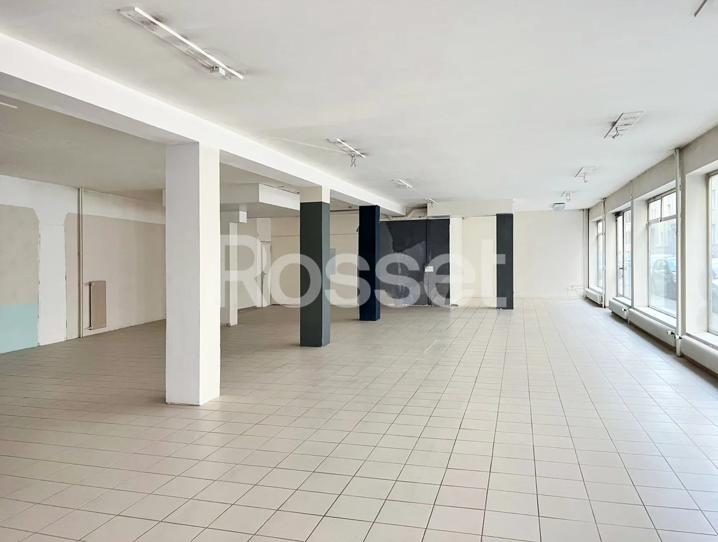 Arcade of approximately 388 m² including 179 m² in the basement - Photo 1 of 6