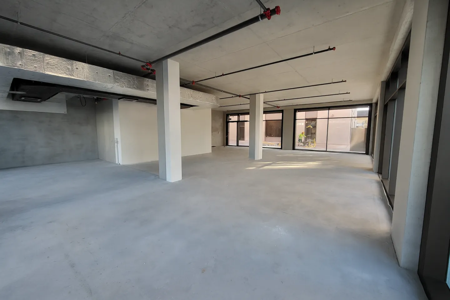 Semi-furnished area of approx. 196 m2 - Photo 2 of 5