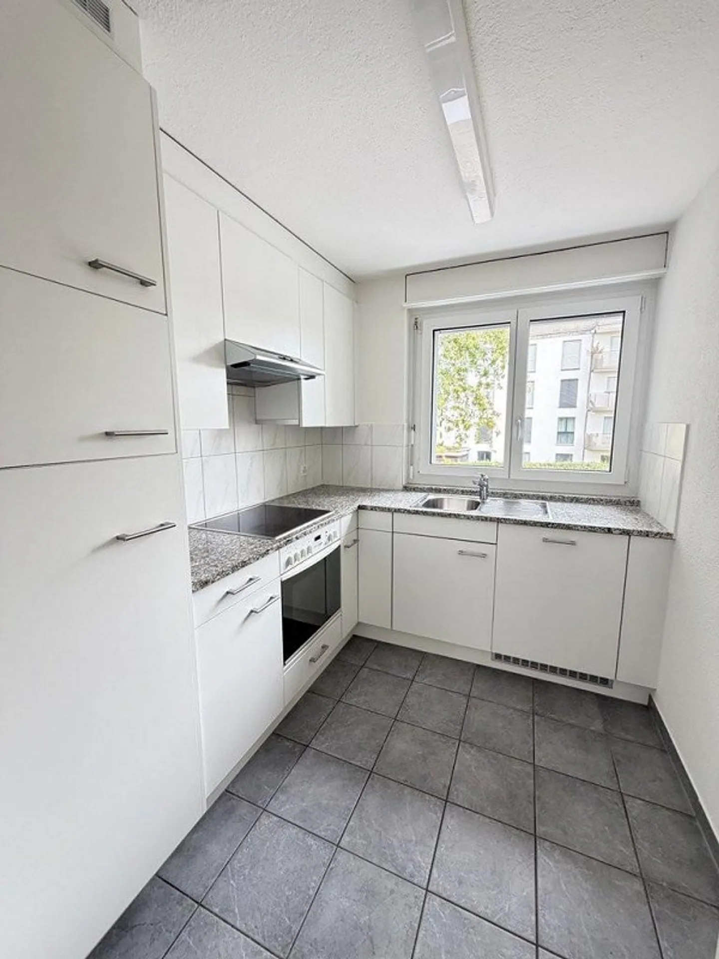 Attractive apartment near Lenzburg train station - Photo 3 of 9
