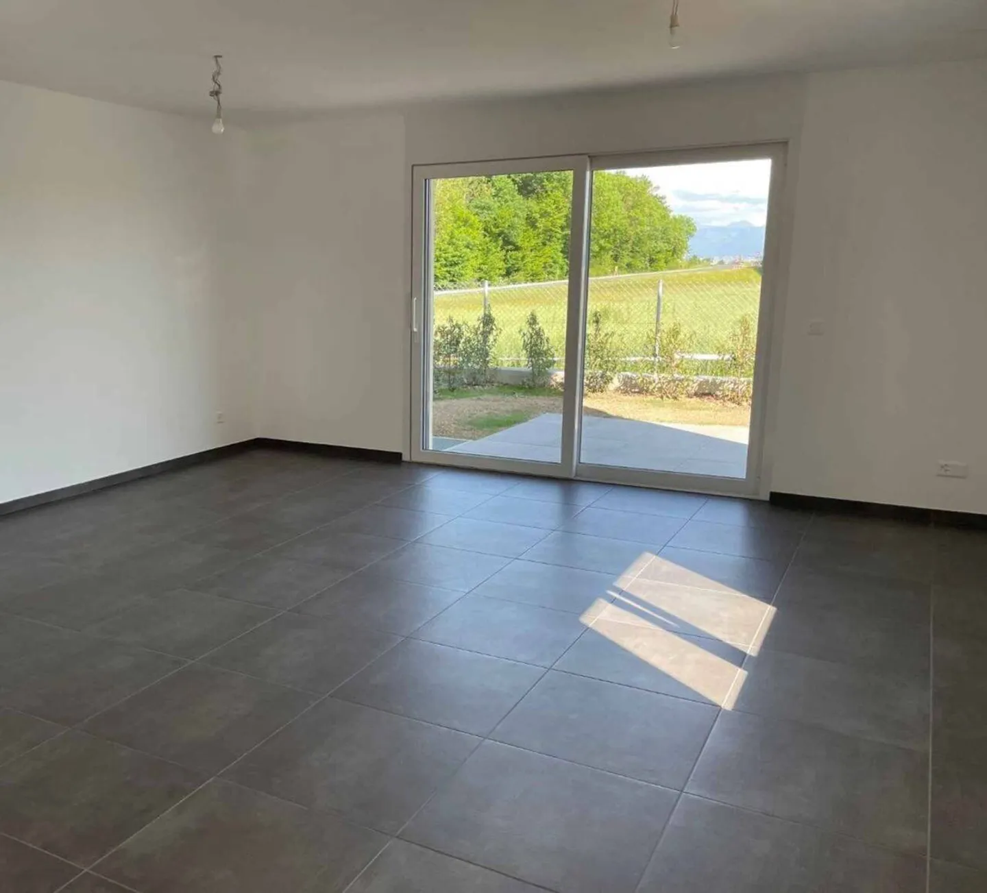 Semi-Detached Villa with 6.5 Rooms and Garden 368m2 - Photo 5 of 7